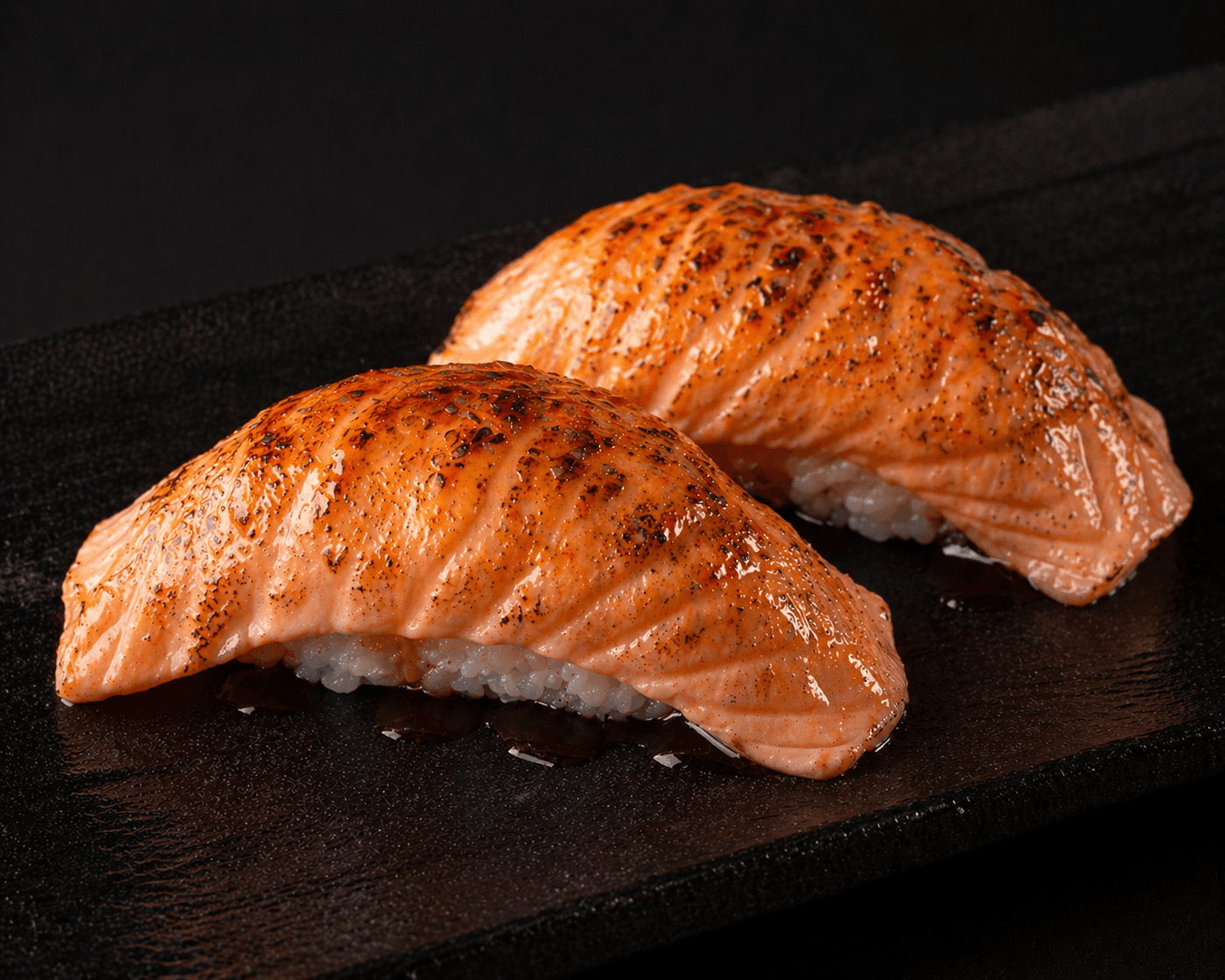 Nigiri de salmón flambeado